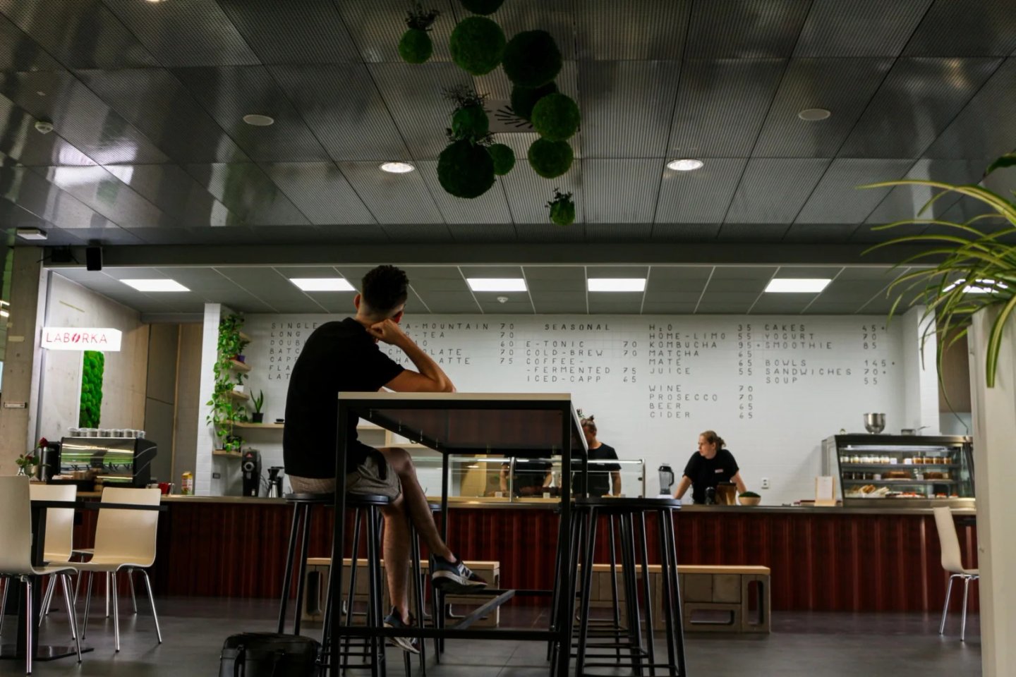 Interiér kavárny Laborka Coffee